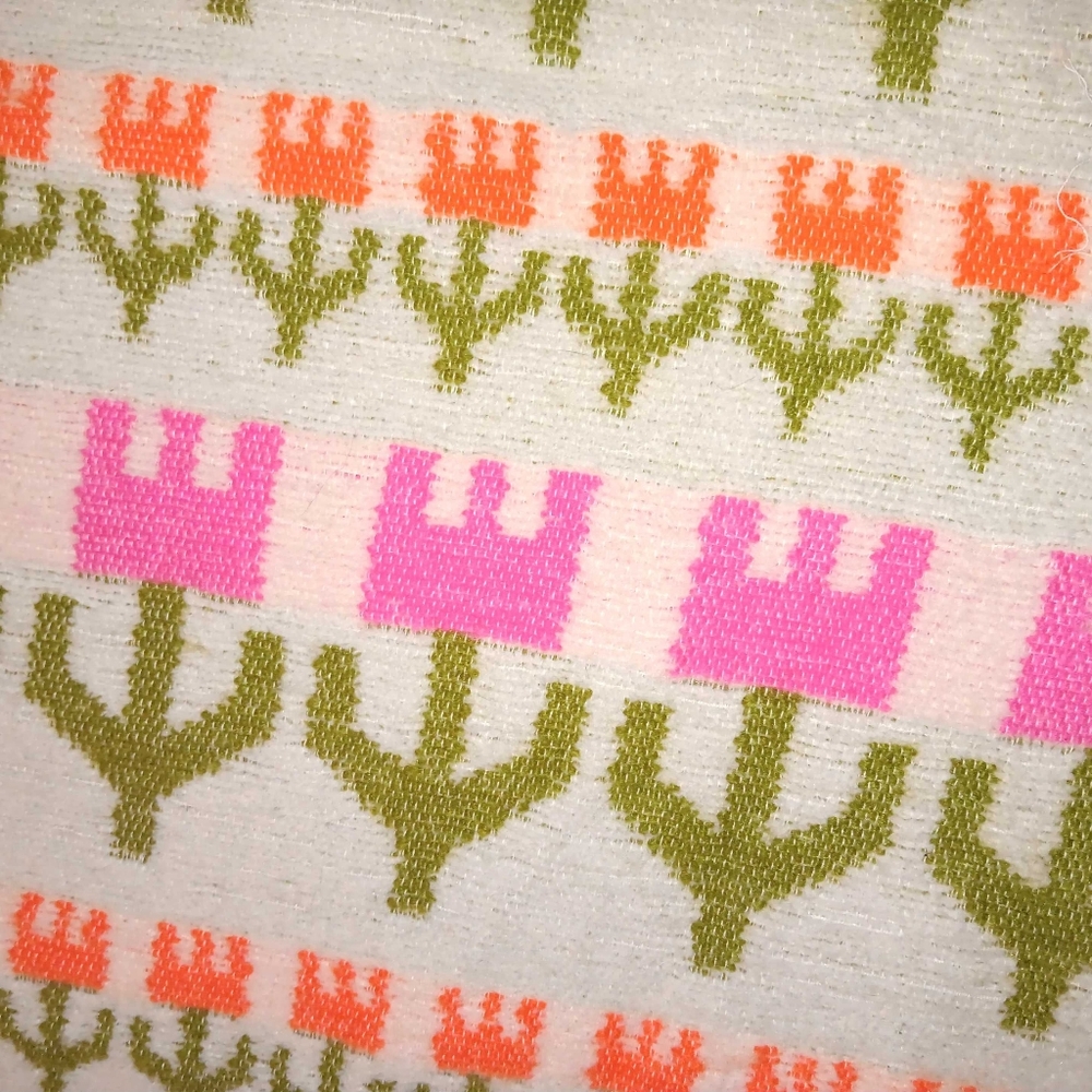 TULIP FIELD Throw Blanket by Urban Outfitters - Picture 8 of 9